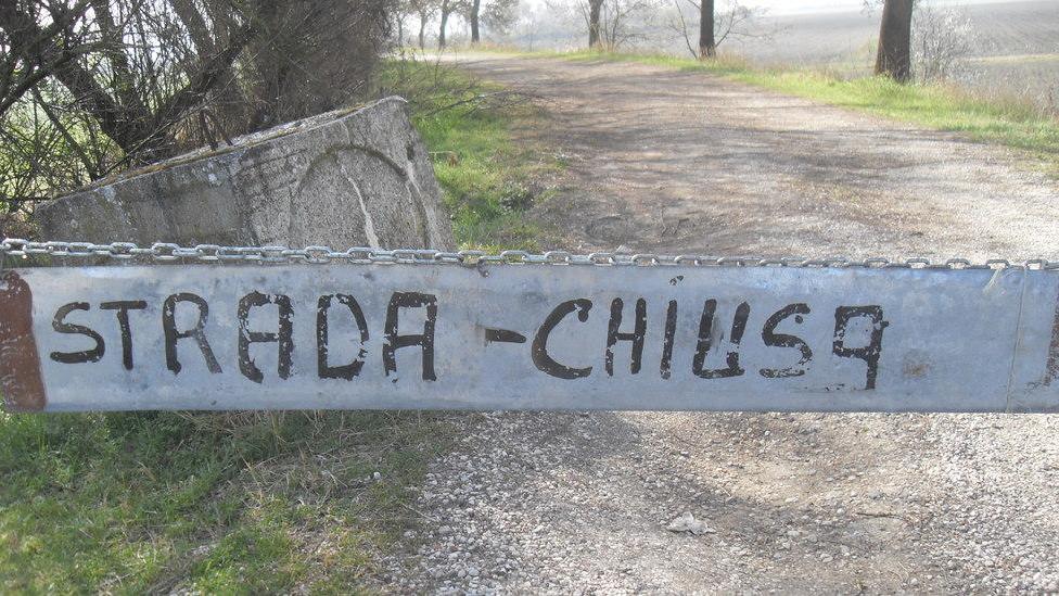 Buche, erba alta e ostacoli Più che una ciclovia, un’odissea