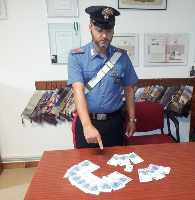 Pagavano in pizzeria con soldi fotocopiati. Il giudice li assolve: «Un falso grossolano» 