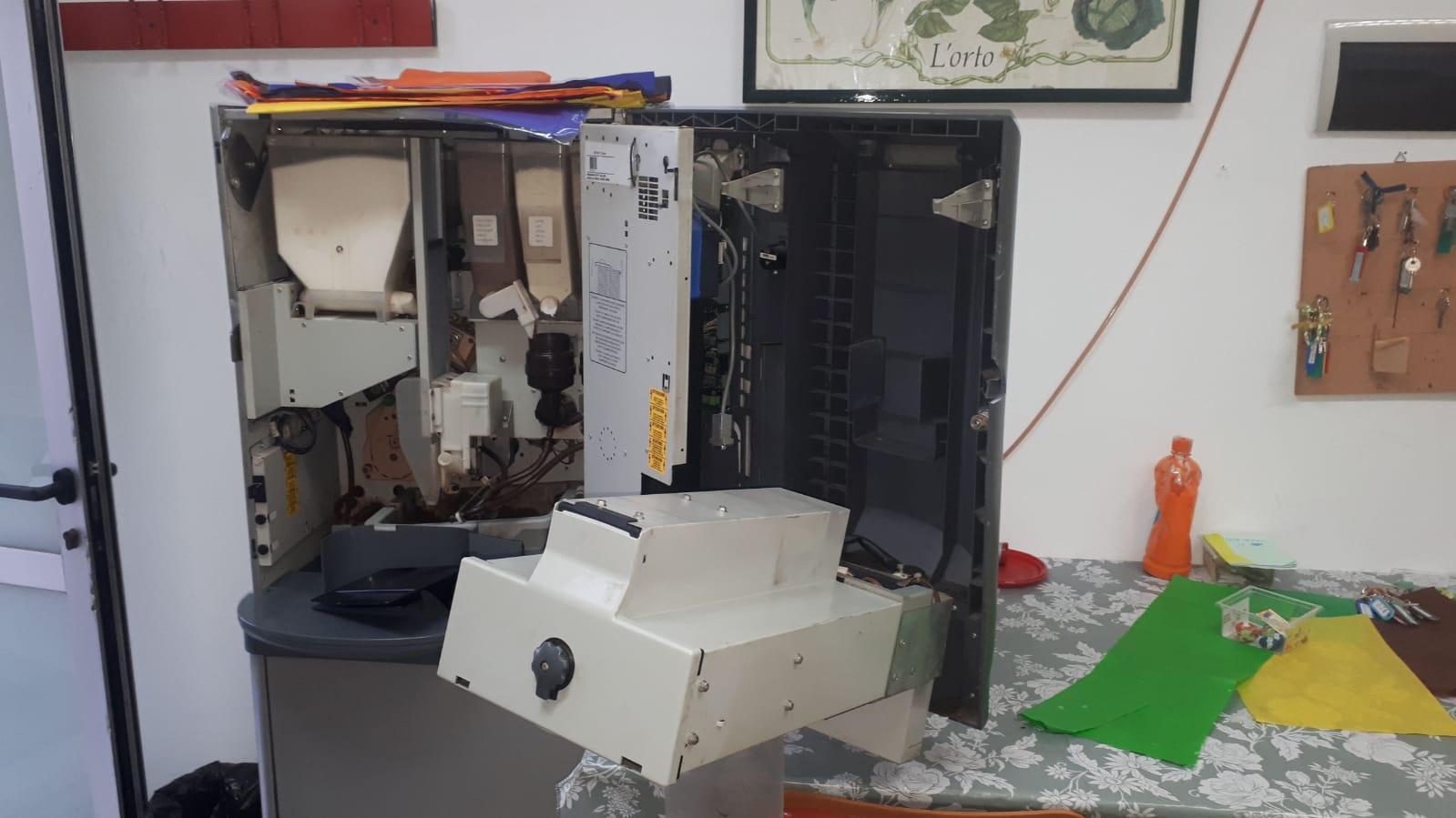 Mettono sottosopra la scuola per pochi spiccioli 