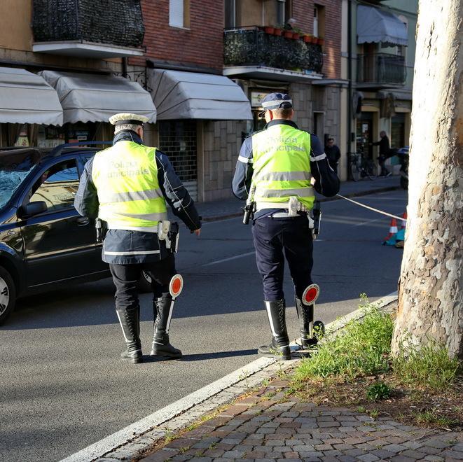 Rabbia in via Formigina dopo lo schianto:«Vetture sempre parcheggiate e che vanno troppo veloci» 