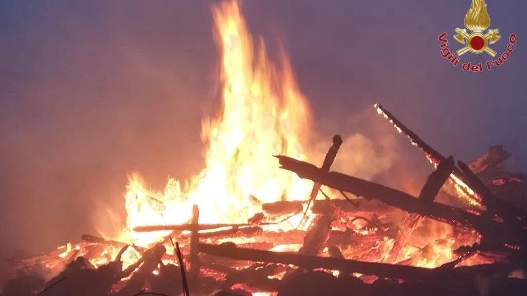 Le fiamme nel deposito di legname a Fauglia