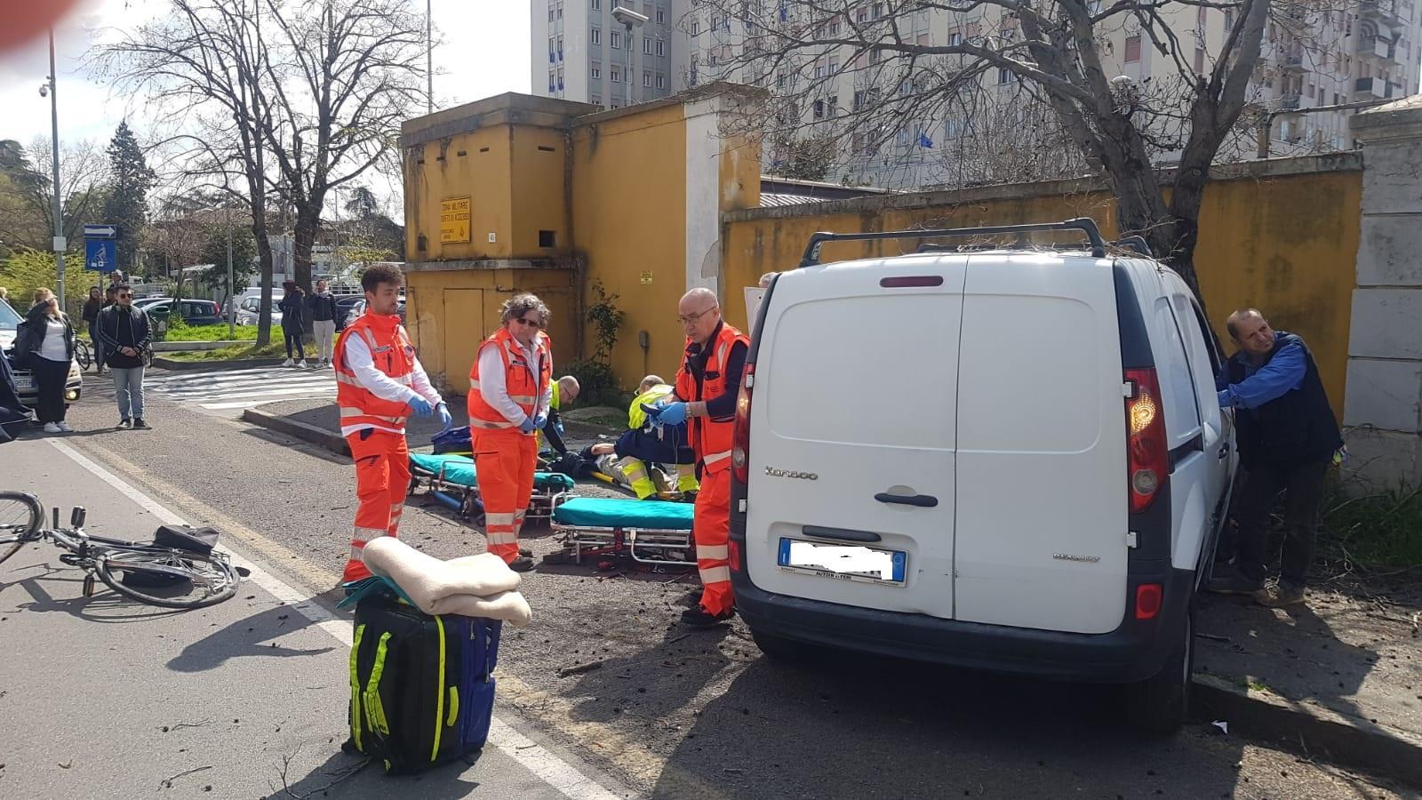 Modena, colpito da malore esce di strada con il furgone e travolge un ciclista