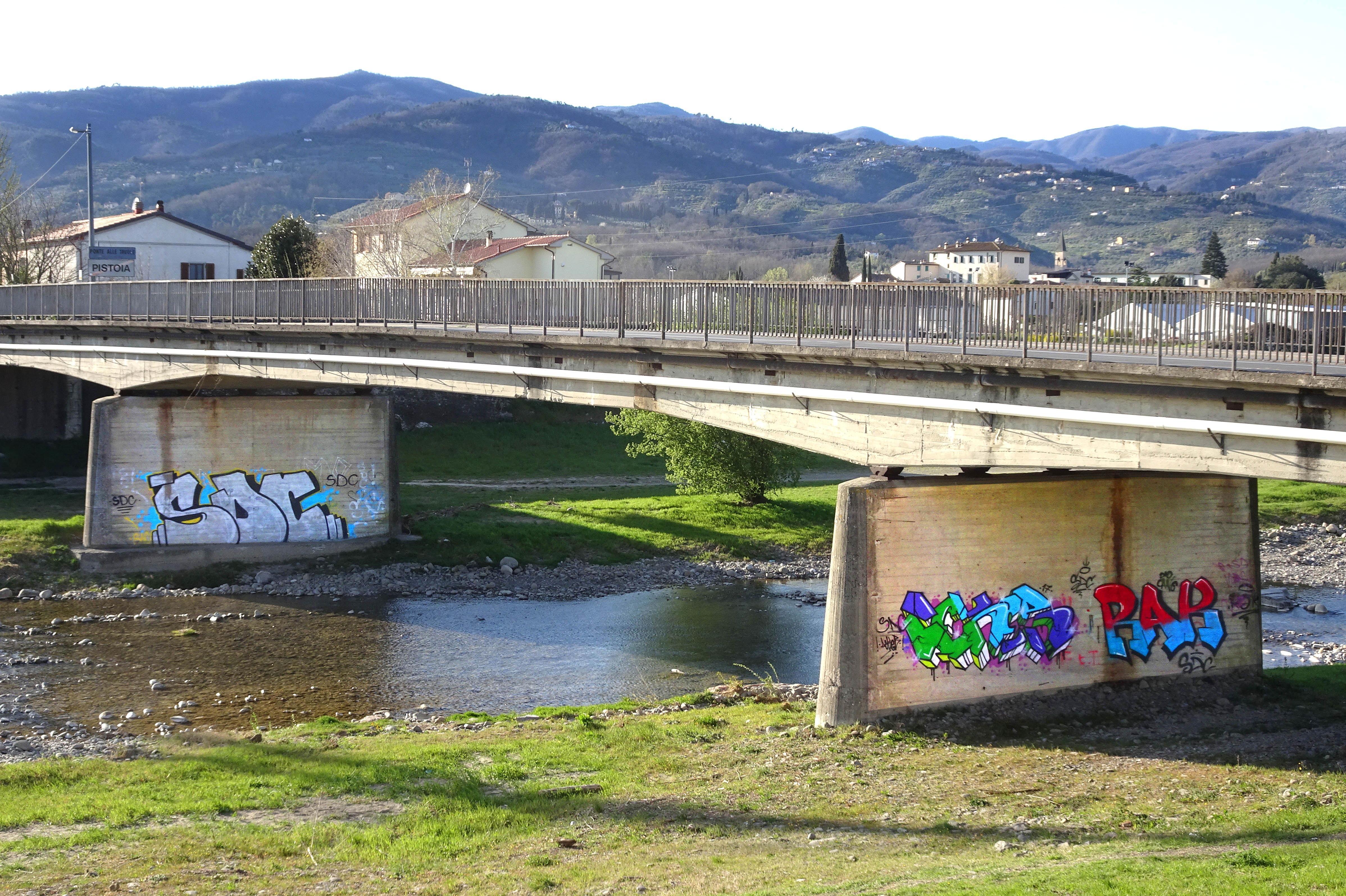 Il ponte sull'Ombrone (foto Gori)