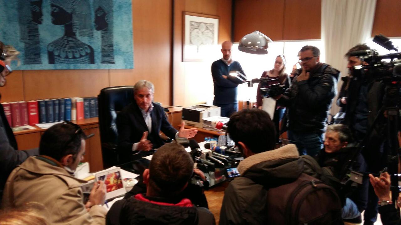 Il procuratore Giuseppe Nicolosi durante la conferenza stampa a Palazzo di giustizia