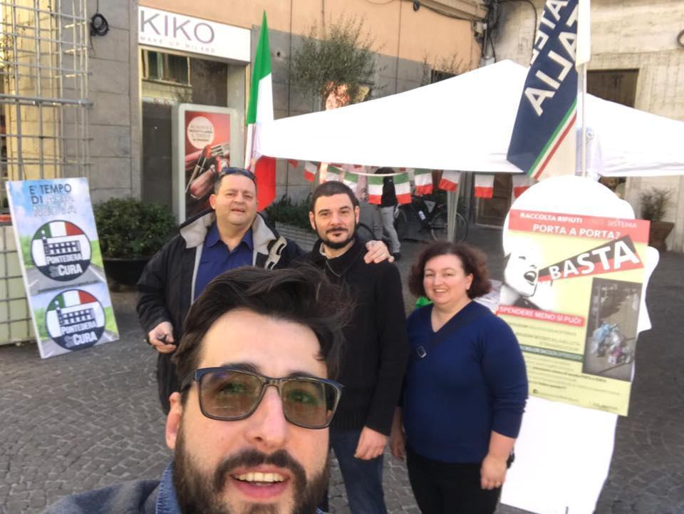 In primo piano Matteo Bagnoli, durante un’iniziativa politica