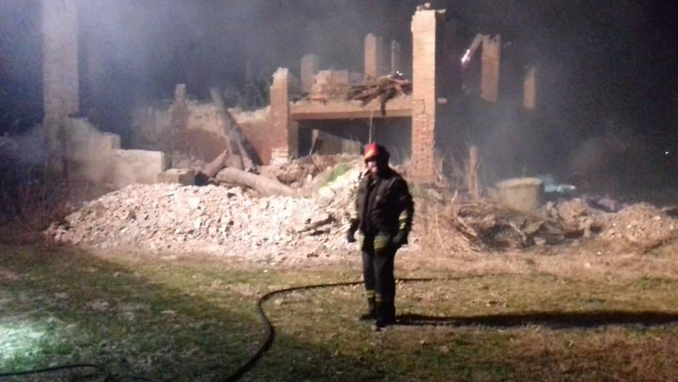 Finale: ex deposito in fiamme I volontari salvano le api 