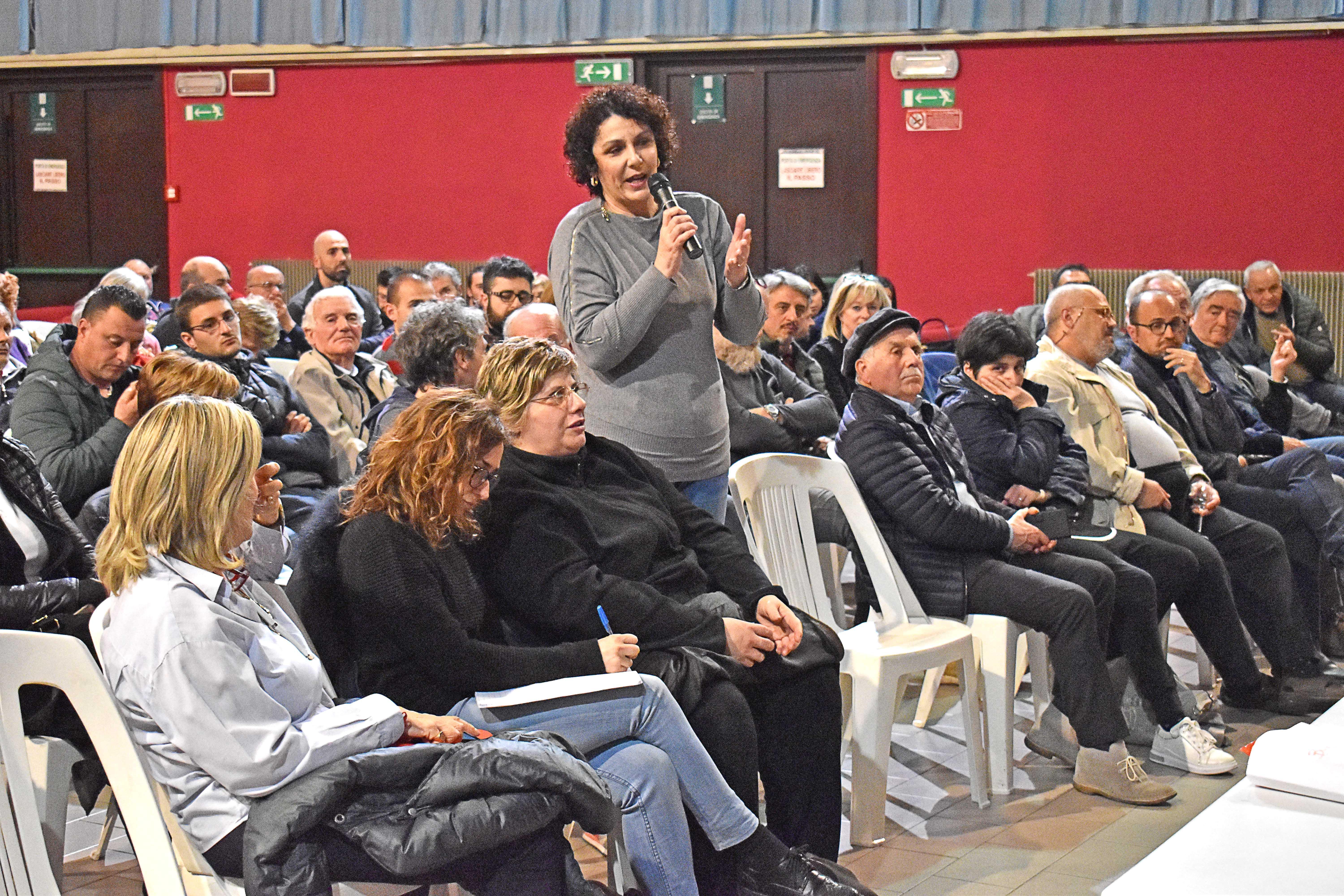Intervento dal pubblico durante l’assemblea alla Casa del popolo di Bottegone (foto Gori)