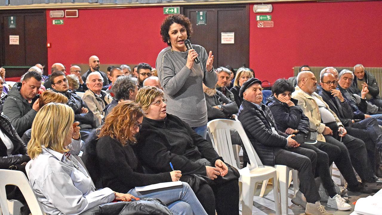 Intervento dal pubblico durante l’assemblea alla Casa del popolo di Bottegone (foto Gori)