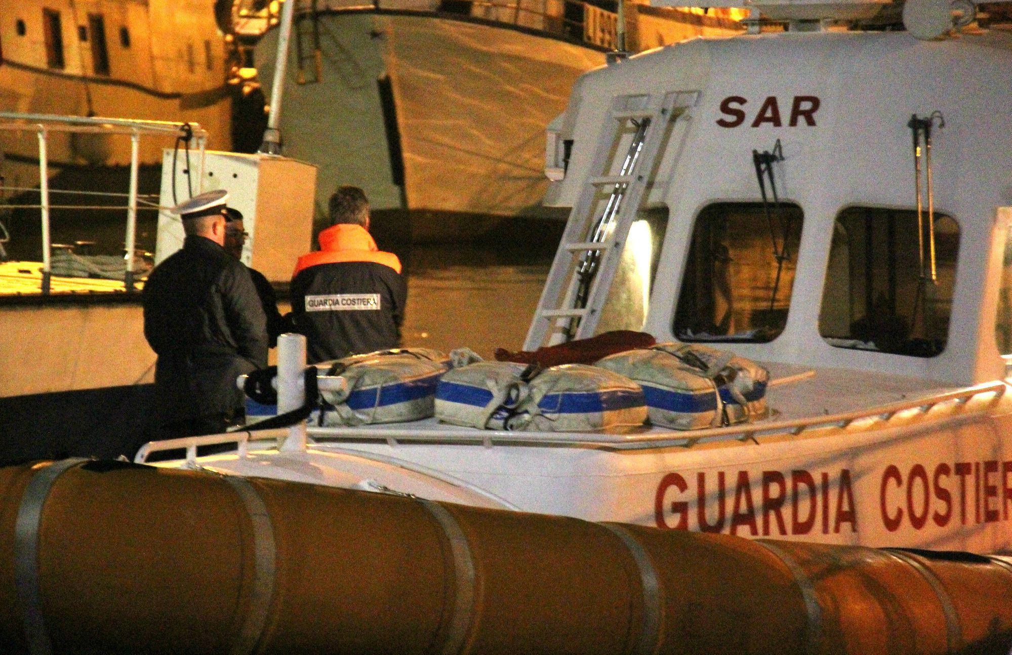 Barca in avaria al largo di Livorno soccorsa dalla Capitaneria 