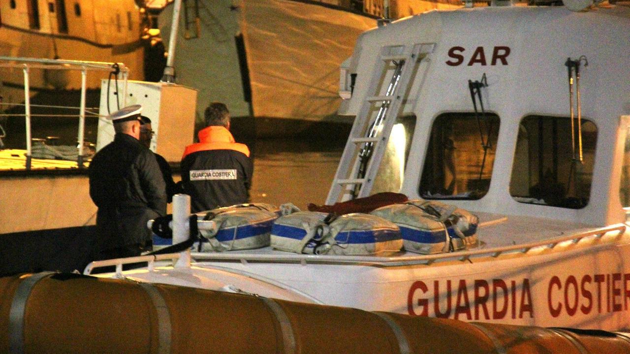 Barca in avaria al largo di Livorno soccorsa dalla Capitaneria