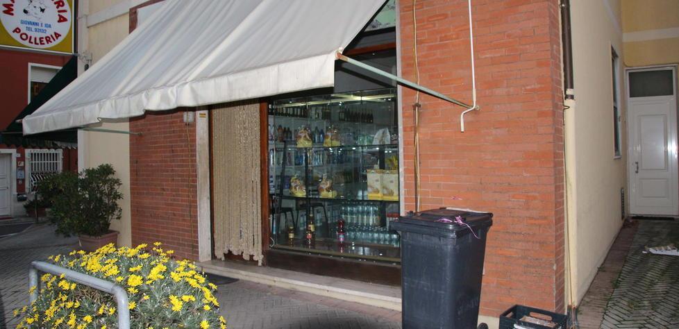 Presa la ladra dell’alimentari in via Cenami 