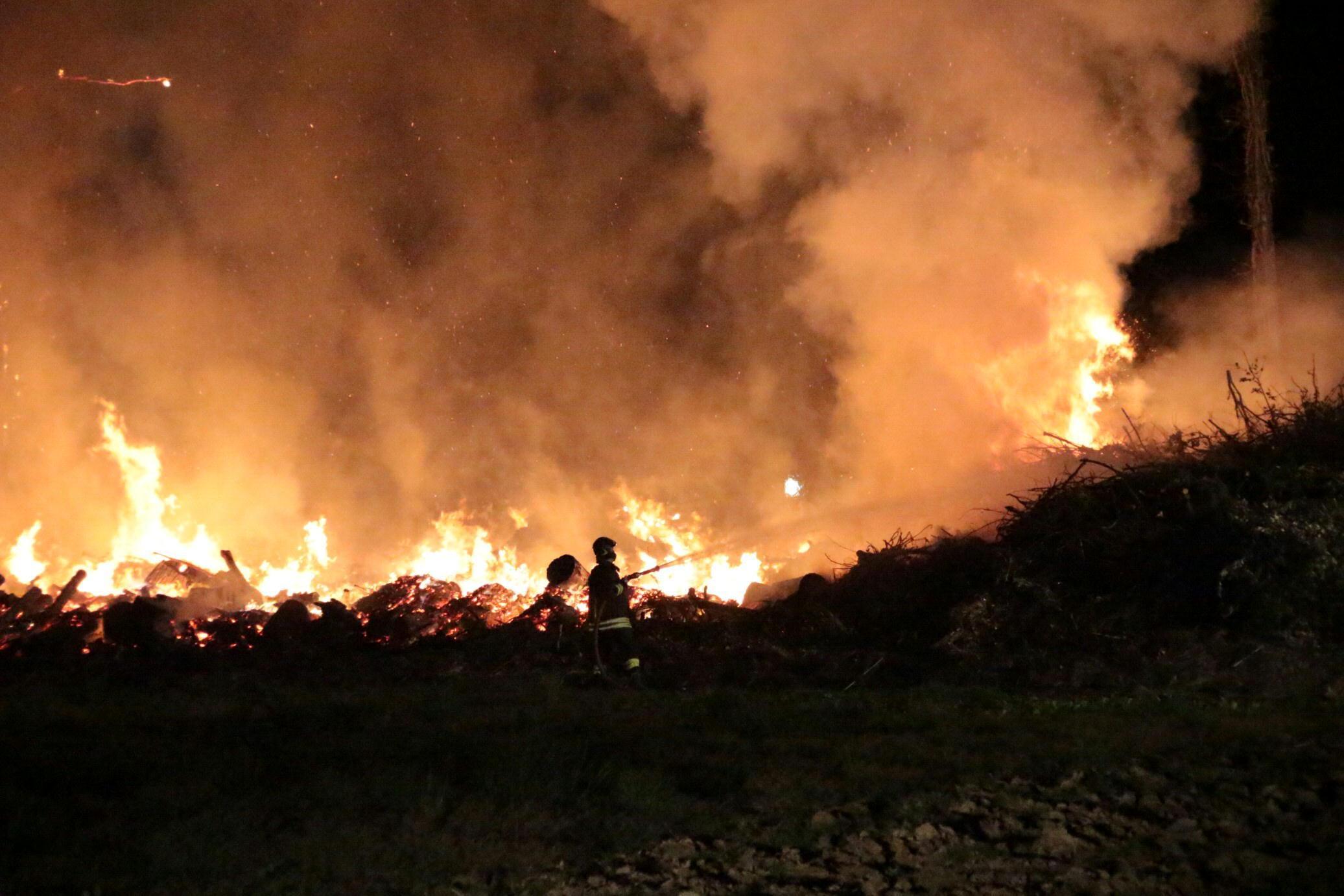 Incendio a Pietrasanta, chiuso tratto di strada