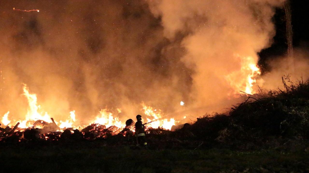 Incendio a Pietrasanta, chiuso tratto di strada