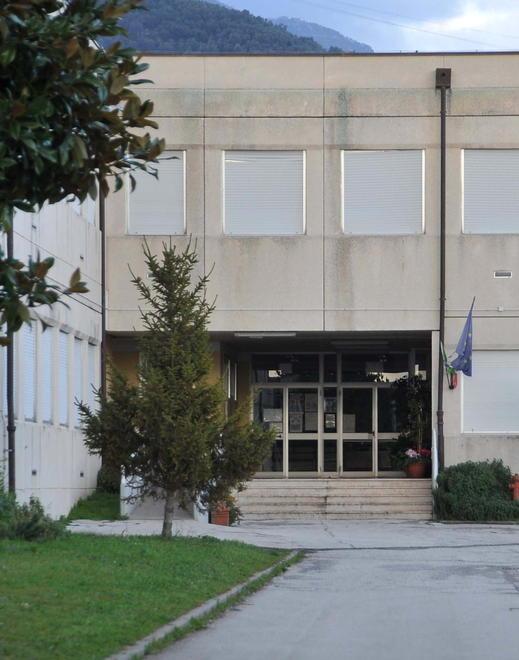 Termosifoni accesi a scuola: e gli studenti spalancano le finestre