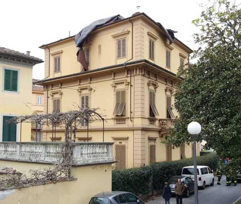 Le raffiche fanno volare un tetto