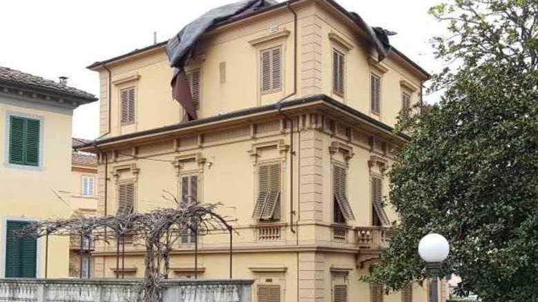 Le raffiche fanno volare un tetto