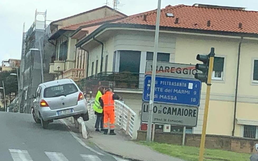 Con l’auto sul parapetto