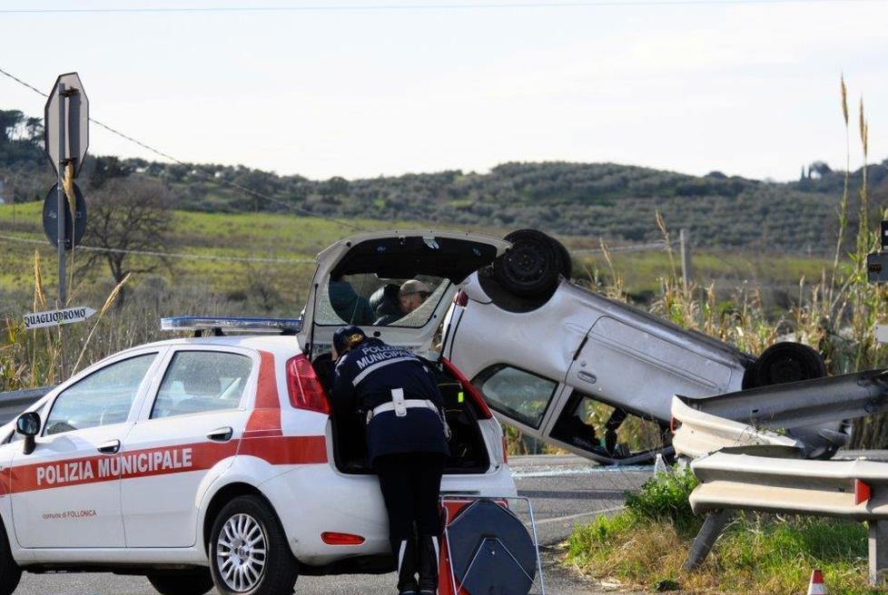 Automobile si cappotta Ennesimo incidente all’incrocio per Valli 