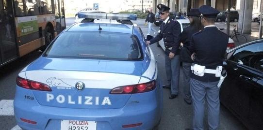 Agente fuori servizio riconosce latitante e lo arresta in un bar