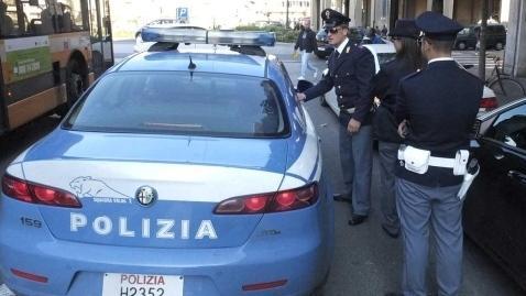 Agente fuori servizio riconosce latitante e lo arresta in un bar