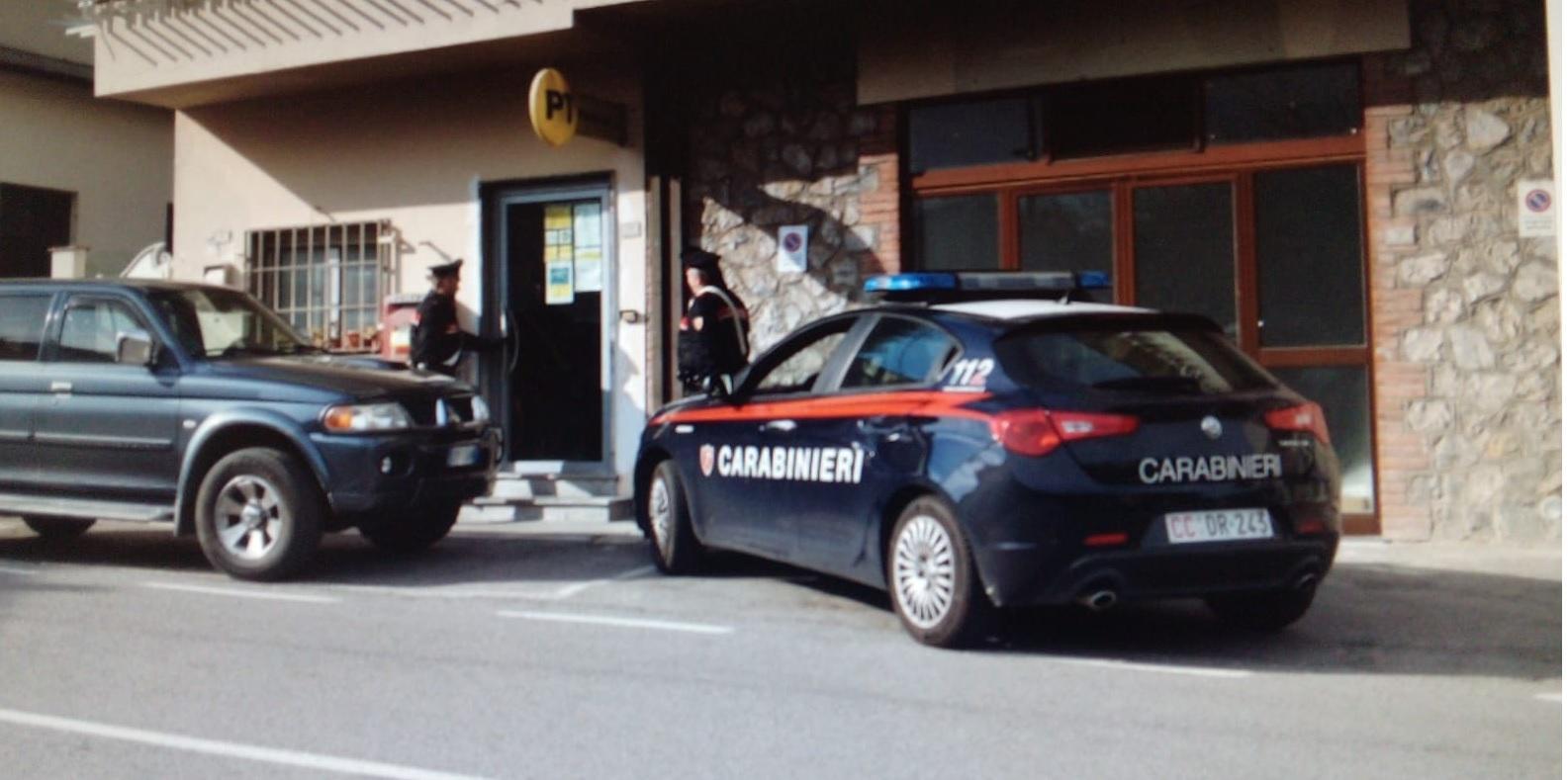 I carabinieri davanti all'ufficio postale rapinato