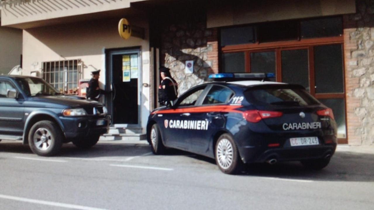 I carabinieri davanti all'ufficio postale rapinato