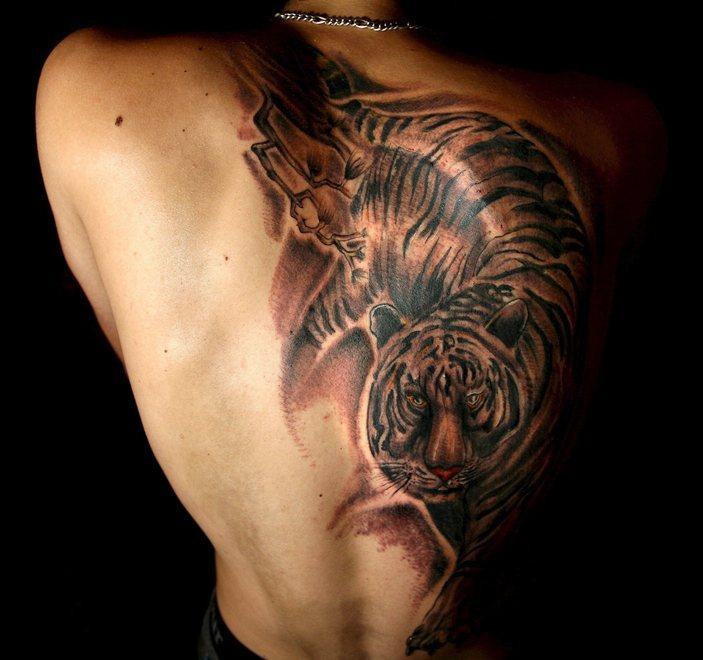 Cancerogeni gli inchiostri per tatuaggi: il ministero ritira 9 colori dal mercato 
