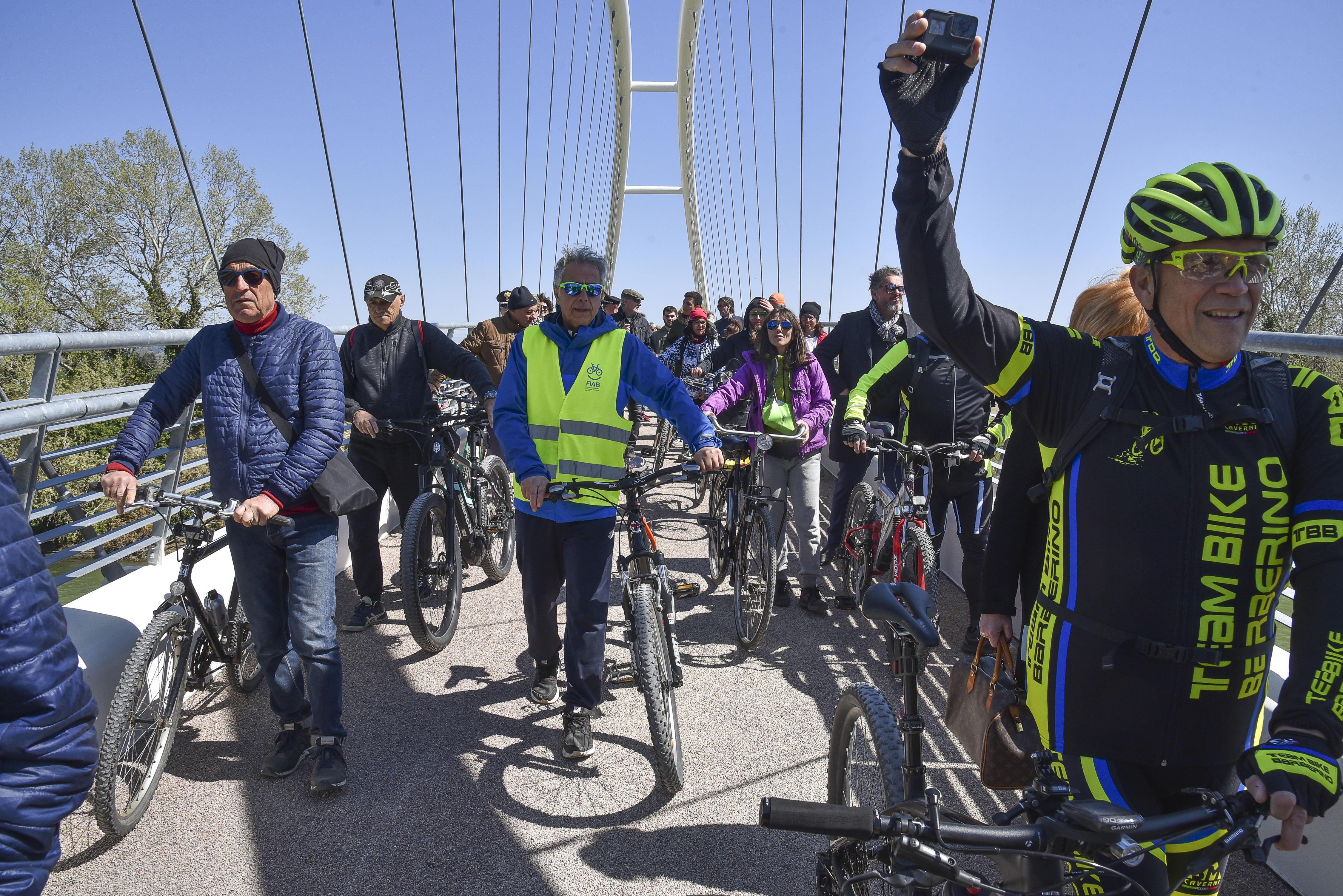 L'inaugurazione del ponte sull'Ombrone (foto Agenzia Bf)