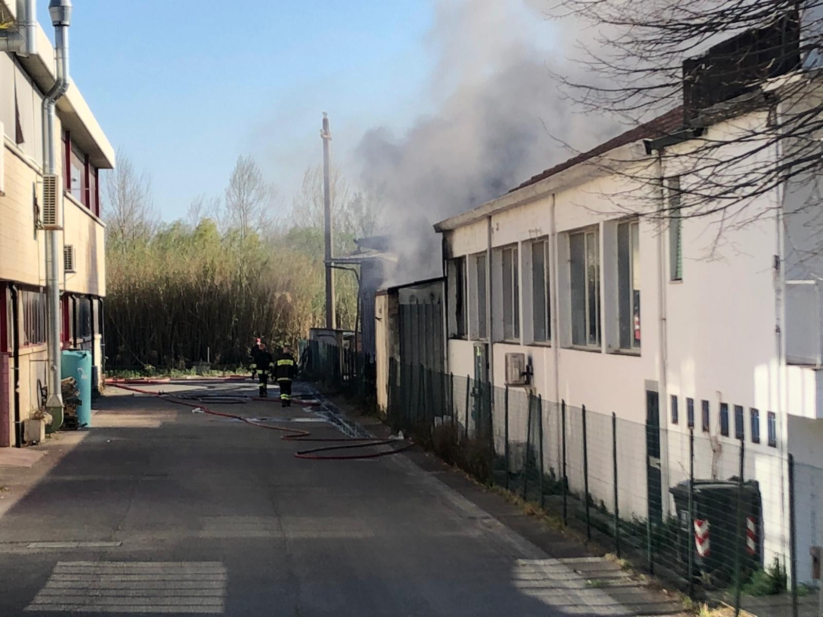 Vinci, in fiamme azienda che lavora la vetroresina