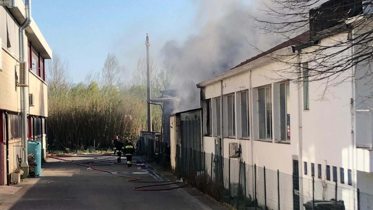Vinci, in fiamme azienda che lavora la vetroresina