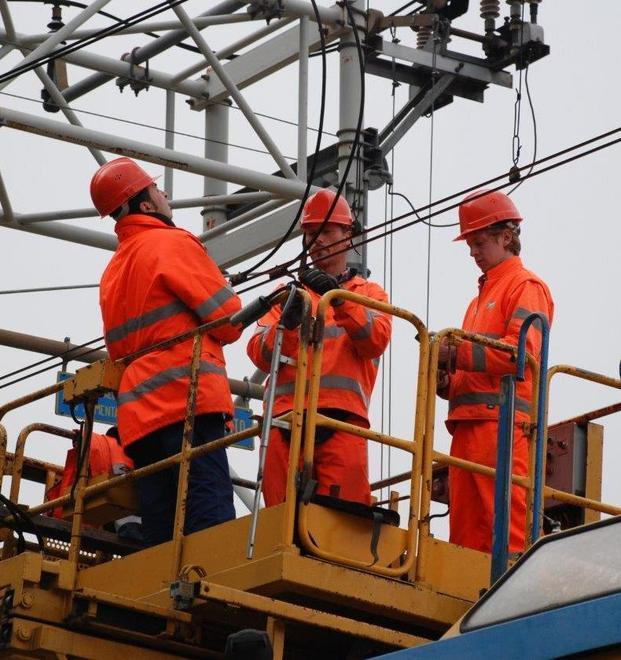 Operai di Rfi al lavoro su una linea elettrica