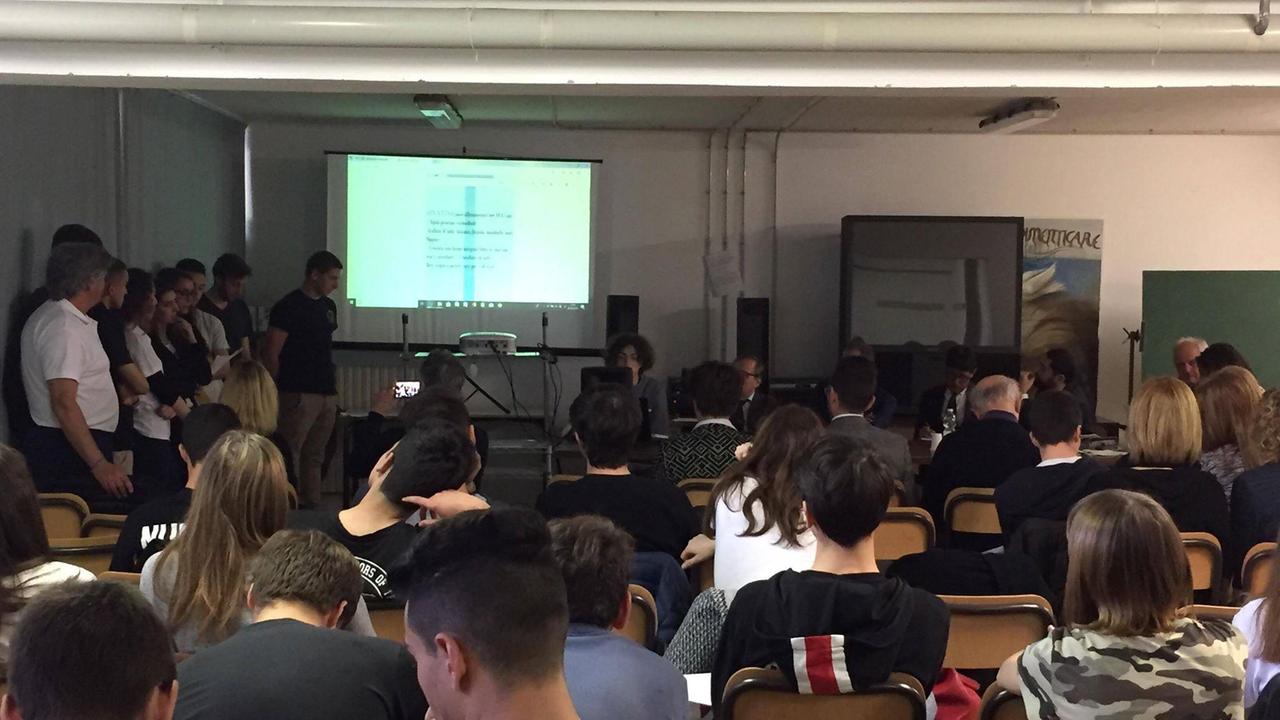 La prima fase dell’incontro, nell’aula magna del liceo, qui gli studenti del liceo sportivo hanno illustrato il risultato dei lavori di gruppo supportati dai colleghi dell’Istituto Leon Battista Alberti per la grafica