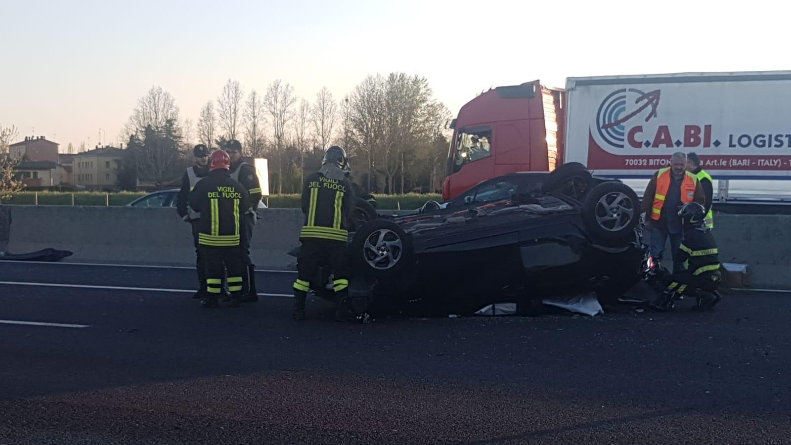 Modena Nord, scoppia un pneumatico: l'auto si rovescia sull'A1: un ferito 