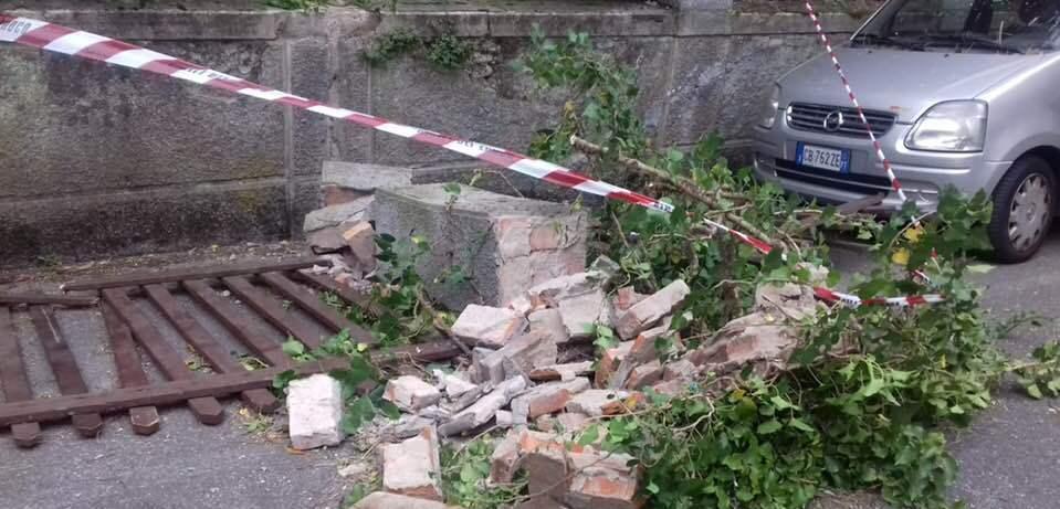Un capitello del muro di cinta della Torretta crollato in via Baragiola