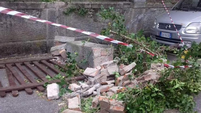 Un capitello del muro di cinta della Torretta crollato in via Baragiola
