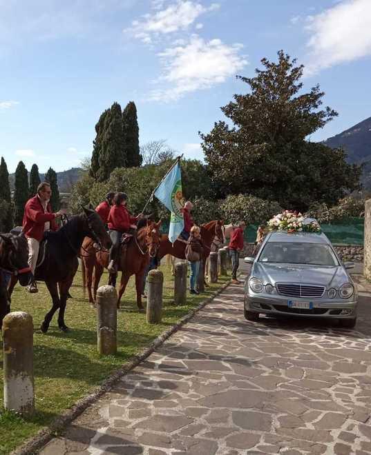 A cavallo al funerale dell'amico
