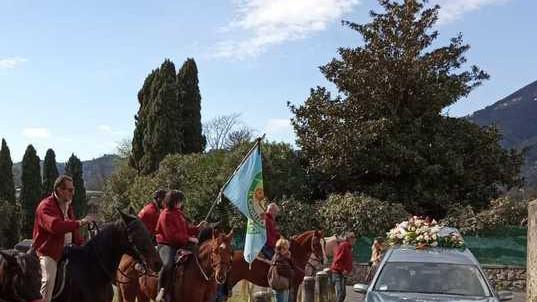 A cavallo al funerale dell'amico