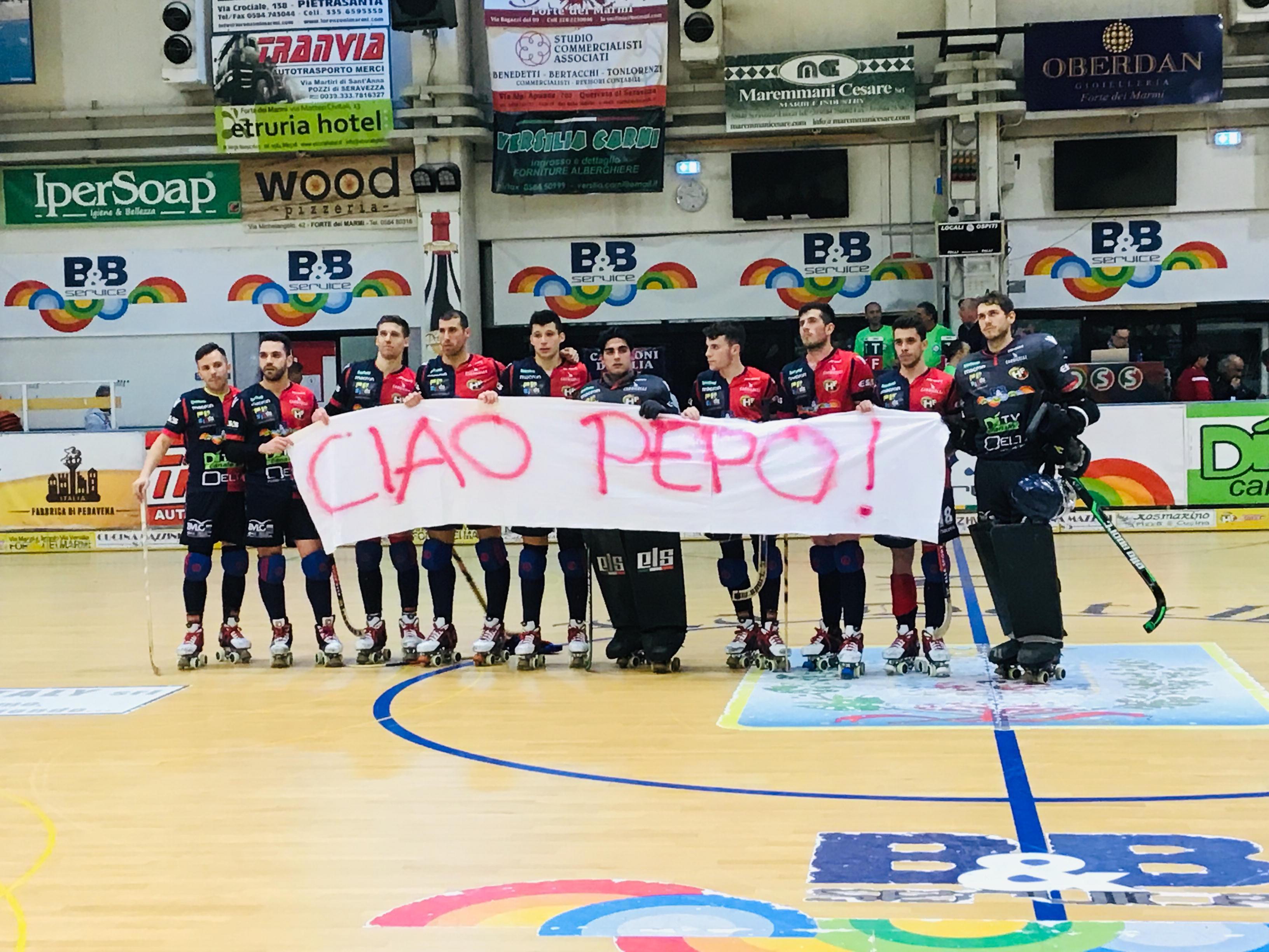I giocatori dell'hockey Forte dei Marmi con lo striscione dedicato ad Angelo Ricci