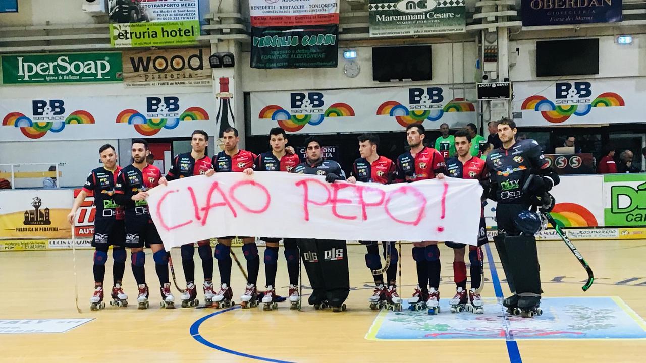 I giocatori dell'hockey Forte dei Marmi con lo striscione dedicato ad Angelo Ricci