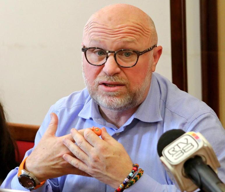 Europee, Nogarin sfida i vertici dopo il "declassamento" su Rousseau: «Deciderà la base» 