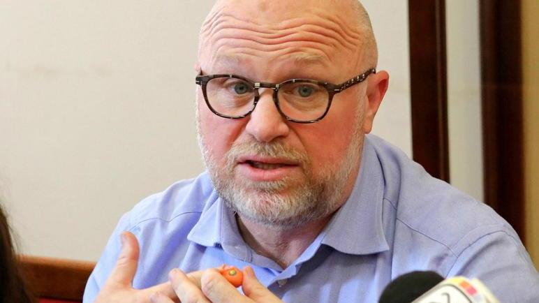 Europee, Nogarin sfida i vertici dopo il "declassamento" su Rousseau: «Deciderà la base»