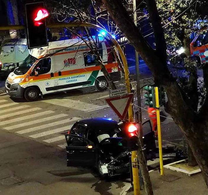 Violento scontro fra due auto e una finisce contro il palo