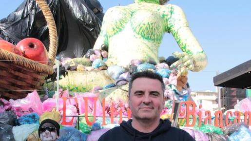 Con Allegrucci in visita all’hangar del carro che ha vinto il Carnevale