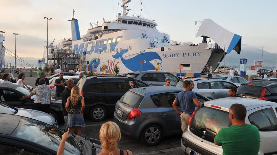 Calata Italia a senso unico e corsie dedicate agli imbarchi