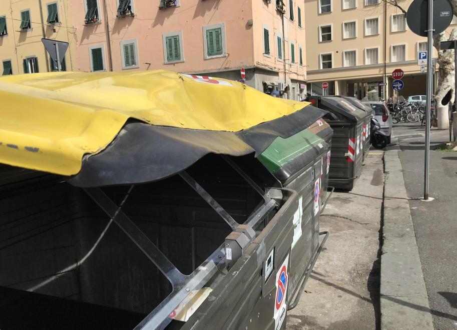 Rifiuti, altri cassonetti danneggiati in centro 