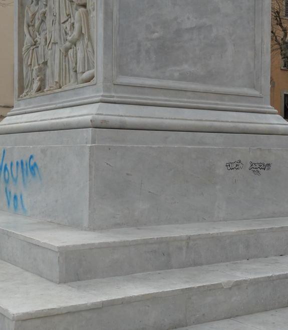 Imbrattata ancora la statua di Canapone
