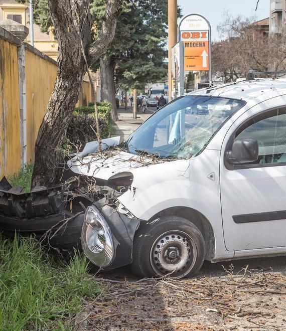 Malore: il suo furgone sbanda e travolge un ciclista 71enne 