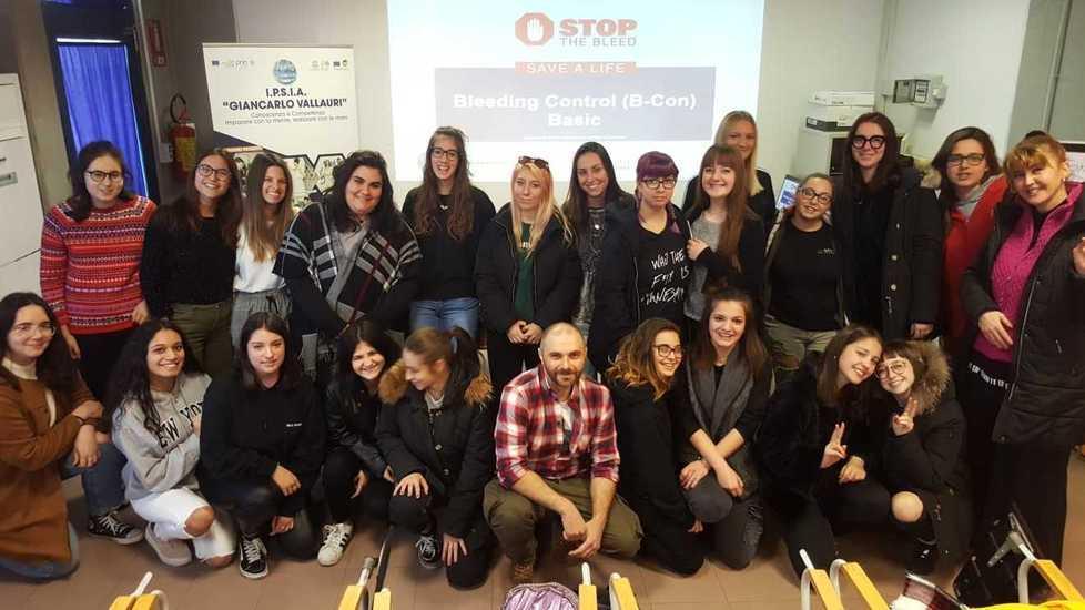Emergenze e infortuni, le studentesse a lezione