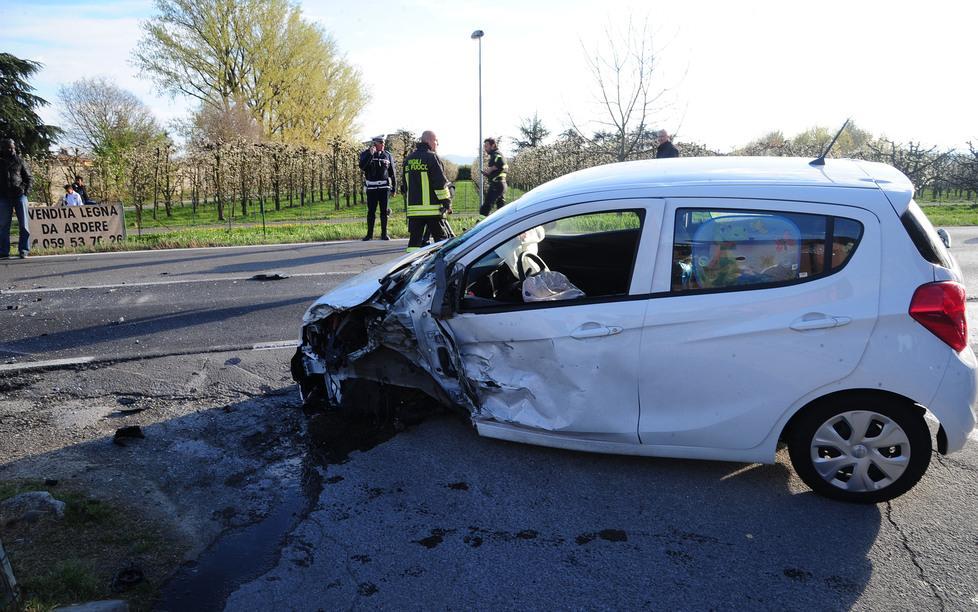Schianto tra auto e camion