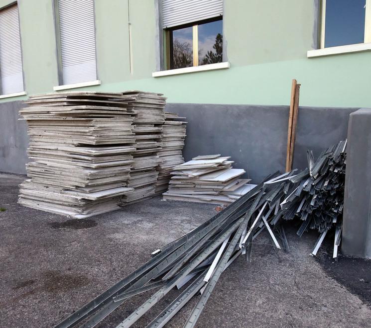 Vento sradica il controsoffitto Materna chiusa fino a lunedì 